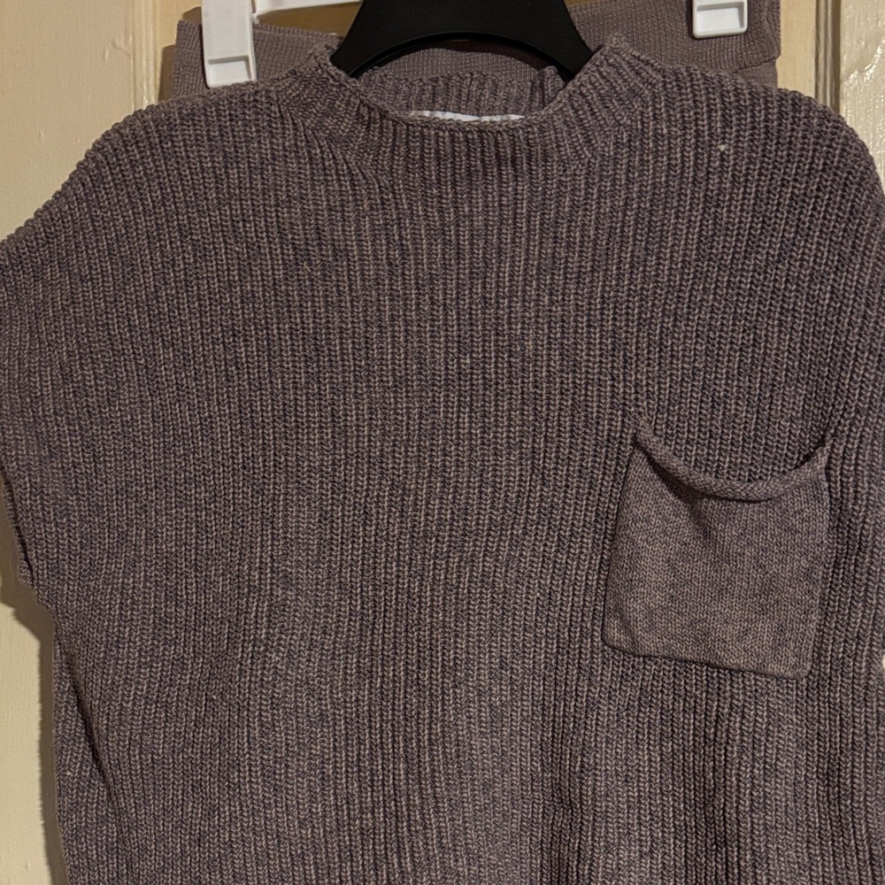 Free People cute pant set in a mauve & gray. This set has nice detailing sz Lge